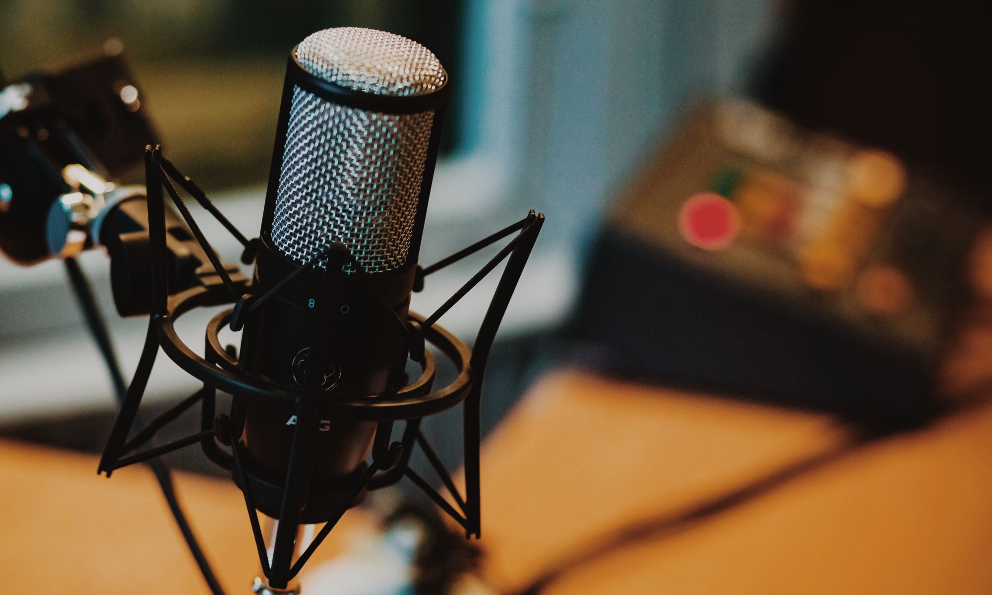 Microfono-profesional-para-grabar-voz-de-locutor-para-comercial
